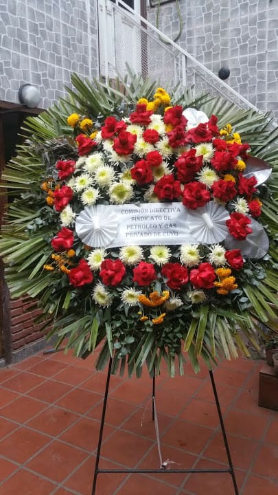 Imagen de corona sueños Descripcion: Corona fúnebre con 20 rosas rojas, san vicente, margaritas, lisianthus astromelias y otras flores de estacion.
